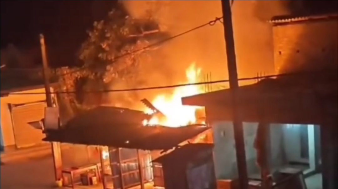কালিবাড়িতে রাত দুটোয় আগুনের তাণ্ডব, দুই নাবালক-সহ অল্পের জন্য প্রাণে বাঁচলেন তিনজন।