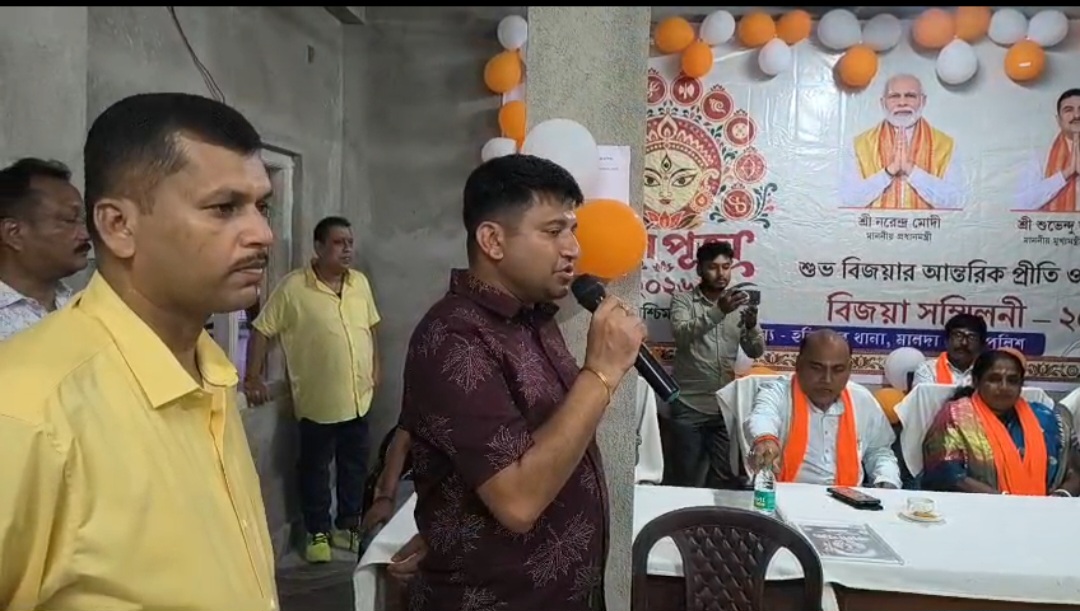 দুর্গাপুজোয় ট্রাফিক নিয়ন্ত্রণে বিশেষ ভূমিকা, হবিবপুরে অফিসার ও সিভিক ভলান্টিয়ারদের সংবর্ধনা।